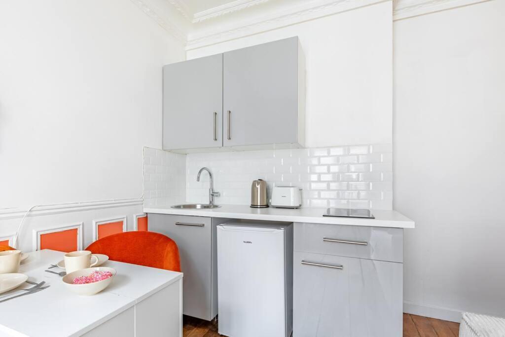 Colore Et Lumineux A Apartment Paris