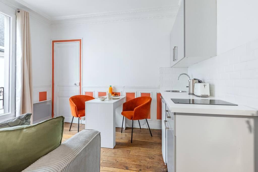 Colore Et Lumineux A Apartment Paris